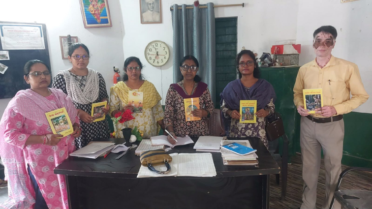 शांतिधारा फाउंडेशन ने पीएम श्री मध्य विद्यालय कोयरी टोला के पुस्तकालय को भेंट कीं 40 प्रेरणादायक पुस्तकें